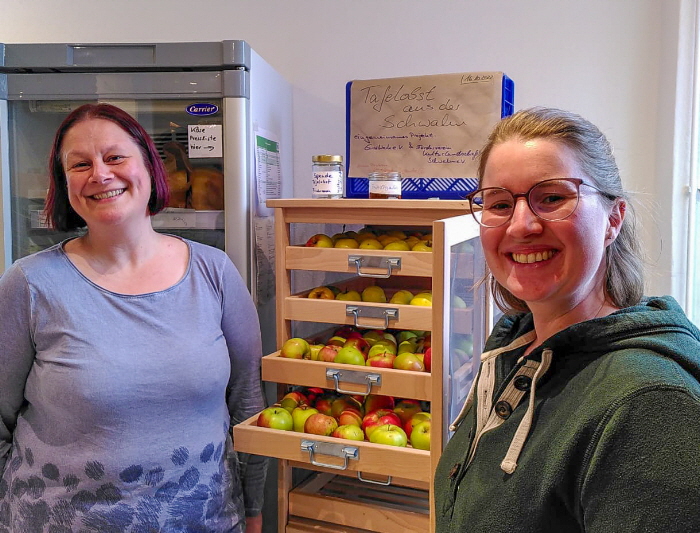 Stefanie Berger (links) und Anne Schnfeld prsentieren den neuen Lagerschrank fr pfel und Birnen von regionalen Streuobstbestnden (Foto: Mario Bechtel)